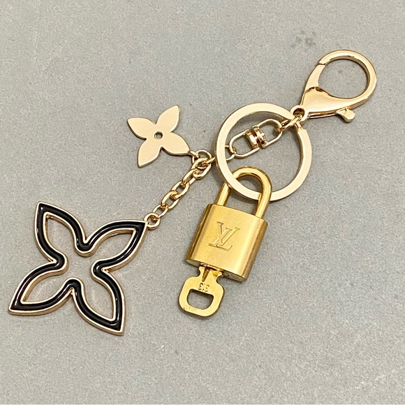 Louis Vuitton Accessories - LOUIS VUITTON #313 LOCK AND KEY ON KEYCHAIN